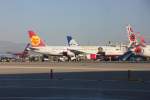 Hoffentlich gibt es noch etwas anderes zum Essen an Bord.Bingo Airways Airbus A320 232 SP-ACK am 12.09.2012 auf dem Flughafen Antalya.