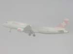 Die HB-IJN beim Take-off in Zrich, der Start mitten im morgendlichen Nebel...