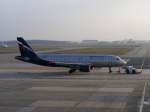 VP-BZP, ein A320 der Aeroflot, wird am 29.12.2008 aufs Vorfeld in Berlin-Schnefeld geschoben.