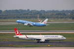 EA321 TC-JSF der Turkish Airlines auf dem Weg zur Startbahn 23L in Düsseldorf, im Hintergund startet grade eine 737-800 D-ATUI der TUIfly mit Vollwerbung für Robinson Club Urlaube   5.9.18