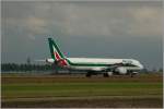 Nachschuss auf die Airbus A321-112 EI-IXC nach der Landung auf der  Polderbaan  (18R) des Flughafens Schiphol Amsterdam am 13.