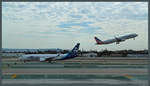 Konkurrenz am Los Angeles International Airport: Links die Boeing 737-890 N597AS der Alaska Airlines, rechts der startende Airbus A321-231 N141NN der American Airlines.