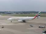 Ein Airbus A 330-200 der Emirates ist gerade aus Dubai in Dsseldorf gelandet und wird nun zum Gate gelotst.
