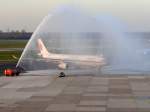 Der am 22.06.2010 ausgelieferte Airbus A330-343 durfte als allererster in der Geschichte von Air China den Flughafen Dsseldorf ansteuern, hier ist die Wassertaufe beim ersten Besuch zusehen.