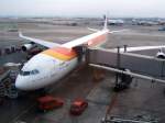 Ein Airbus A 340 der Iberia steht in Madrid Barajas zum boarden bereit.