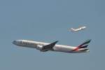 London-Heathrow. Emirates, A6-ECO, Boeing 777-36N/ER. Whrend die Boeing 777 gerade gestartet ist, ist der British Airways Jumbo im Hintergrund schon in Richtung Westen. 30.7.2011 