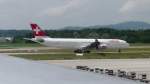 Swiss Airbus A340-313 HB-JMN auf dem Weg zum Start in Zürich-Kloten (13.7.10)