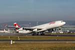 Swiss International Air Lines, HB-JME, Airbus A340-313. Der erste A340 an diesem Tag. Trotz vier Triebwerken hat er mehr Mühe beim Start und die Maschine geht später und nicht so steil in die Luft, wie der A330. 17.12.2013       