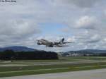 Ein Airbus A380 verlsst am 16.8.2012 den Flughafen Zrich als SQ345 nach Singapore.