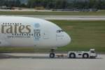 Der Emirates Airbus A380 (A6-EDU) wird in Dresden zum Reparaturhangar geschleppt. Fotografiert am 04.08.2013. 