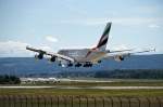 Emirates, A6-EET, Airbus A380-861. Fast sieht es so aus, als würde der A380 über die wartenden Swiss Maschinen drüber fliegen. Der Airbus landet aber auf der Bahn 14, während die anderen Flugzeuge auf der Bahn 16 starten werden. 17.8.2014