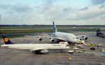 Am 12.11.2006 landete der A380-Prototyp zu Testzwecken in Düsseldorf, da dieser Airport als Ausweichflughafen für Frankfurt vorgesehen war. Davor der Lufthansa-A 321-100 D-AIRA  Finkenwerder  (Dia-Scan).