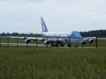  Airforce One  (VC-25A,747-2G4B) am 5.6.2009 in Dresden. Obwohl Barack Obama zu dieser Zeit schon per Heli nach Buchenwald weitergereist war, musste immernoch ein Abstand von mindestens 10 m zum Zaun gehalten werden.