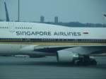 Die Beschriftung von Singapore Airlines auf einer Boing 747-400 auf den John F.