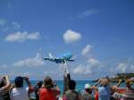 Nur noch ein paar Meter bis zum groen Klick-Gewitter.Die 747 der KLM (PH-BFH)im Endanflug auf dem Princess Juliana Airport (SXM) auf St. Maarten am 5.3.2013