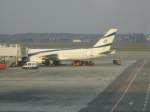 Eine Boeing 757-200 der El-Al steht in Mailand-Malpensa steht am Gate, und wartet darauf zurck nach Tel-Aviv zu fliegen.