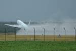 Nach einem gewaltigen Gewitterregen startet die AirCanada B767-300 C-FCAE mit ber einer Stunde Versptung nach Toronto , der Flugbetrieb in ZRH war etwa 30 Minuten lang eingestellt.