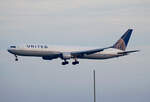 United Airlines, Boeing B 767-424(ER), N67052, BER, 16.02.2024
