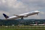 United Airlines, Boeing 767-424/ER, N66057. Ein frischer Septembertag in Zürich. Die Boeing startet eindrucksvoll vom RWY 16 zur Mittagszeit in den Wolkenhimmel. Das Ziel ist Washington DC. 2.9.2014