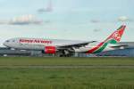 Kenya Airways , Boeing 777-2U8(ER) , 5Y-KQU , bei der Landung auf Rwy 36R , AMS 7.Sept.