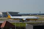 Royal Brunei, V8-BLD, Boeing 777-212/ER. Kein armer Staat dank dem Erdoel, aber auch eine schne Bemalung in gelb, was man seltener sehen kann. 31.7.2011