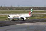 Bild 001:
Hier zu sehen ist die Boeing 777-300 mit der Kennung A6-EGG der Emirates, als Sie am 18.04.2014 am Düsseldorfer Flughafen über den Taxiway zum Terminal rollt. Sie hatte zuvor den Emirates Flug 055 aus Dubai übernommen.