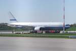 Die Boeing 777-200 N777AS am Hamburger Flughafen Fuhlsbttel am 18.04.09