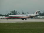 American Eagle Embraer 135 macht sich zum Line up parat auf der Piste 8L in Miami.