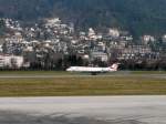 Eine Fokker 100 der Austrian Arrows beim Touchdown in Innsbruck Kranebitten am 08.03.08.