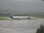 Eine MD-90 der Dubrovnik Airlines rollt am 03.05.07 ber das Rollfeld des Flughafens Split.