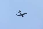 Fallschirmspringer ber dem Strand vom Seebad Ahlbeck. - 11.05.2013