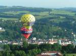 zwei Heiluftballone heben von der Veste Oberhaus (Passau) zu einer abendlichen Ballonfahrt ab; 060624