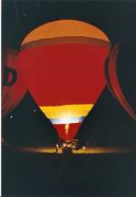 Juni 2002: Hessentag in Idstein. Nach dem am Tage durchgefhrten Massenstart der Heissluftballons war am Abend  Ballonglhen  angesagt
