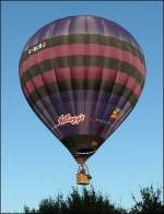. (G-BZBJ) Dieser Ballon mit Kellogg's Werbung hatte einige Mhe die Baumkrone zu berfahren. Mosel Ballon Fiesta Fhren 21.08.2010. 