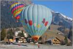 Landung eines Heissluftballons in Chteau d'Oex.