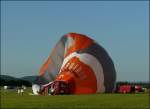 Bei der Mosel Ballon Fiesta am 21.08.10 nimmt der Fuchs langsam die Gestalt eines Heiluftballons an. Dazu wird durch die Ballonffnung unten mit einem starkem Geblse Luft in die Hlle geblasen.