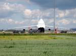 leipzig-halle-lej Nach der Entladung stehen die Armeefahrzeuge auf dem Frachtfeld zum Abtransport bereit, 27.05.2009.
