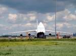 leipzig-halle-lej Bundeswehrfahrzeuge rollen aus der soeben gelandeten Maschine, 27.05.2009.