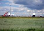 leipzig-halle-lej 'Tag der offenen Bugklappe' am 27.05.2009 auf dem Flughafen Leipzig/Halle. W�hrend links der U-Bahnwagen verladen wird, rollen aus der rechts stehenden Maschine Bundeswehrfahrzeuge.