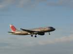 A320 NIKI Airbus A320-214 im Anflug auf piste 14 in Z�rich am 18.5.2009.
