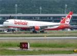 767 Boeing 767-3Q8(ER) mit der Lackierung von belair/Air Berlin beim Start in Z�rich am 21.5.2009.