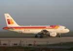 Iberia A 319-111 EC-HKO im morgentlichen Nebel auf dem Flughafen ...