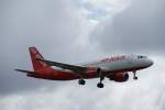 A320 der AirBerlin bei der Landung auf dem Hamburger Flughafen ...
