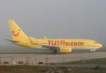 Tuifly B 737-7K5 D-AHXH im morgentlichen Nebel auf dem Flughafen ...