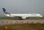 Continental B 757-224 N34137 im morgentlichen Nebel auf dem Flughafen ...