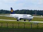Die Straubing (D-AILT, A319-100) von Lufthansa rollt am 7.6.2009 zur ...