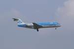 Eine Fokker 70 (F28-0070) der KLM CityHopper mit der Kennung ...