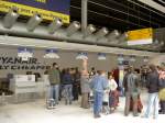 frankfurt-hahn-hhn Die Check-In-Schalter am Flughafen Frankfurt Hahn (HHN) am 9. Juni 2009. Au�er Ryanair fliegt hier praktisch gar nix ab. Daher sind die meisten Schalter mit Ryanair-Schildern voll. Dass hier nichts automatisiert ist, ist verwunderlich: Man arbeitet immernoch mit Pappschildern, die auch mal seitlich zu lange sind.
