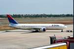 Delta Airlines Delta B 767-332(ER) N197DN  beim Pushback am 14.06.2009 auf dem Flughafen Berlin-Tegel