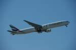 B777-300ER der Fly Emirates beim Start in Richtung Dubai  ...